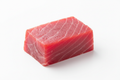 atun steak trozo de 250 gramos en fondo blanco