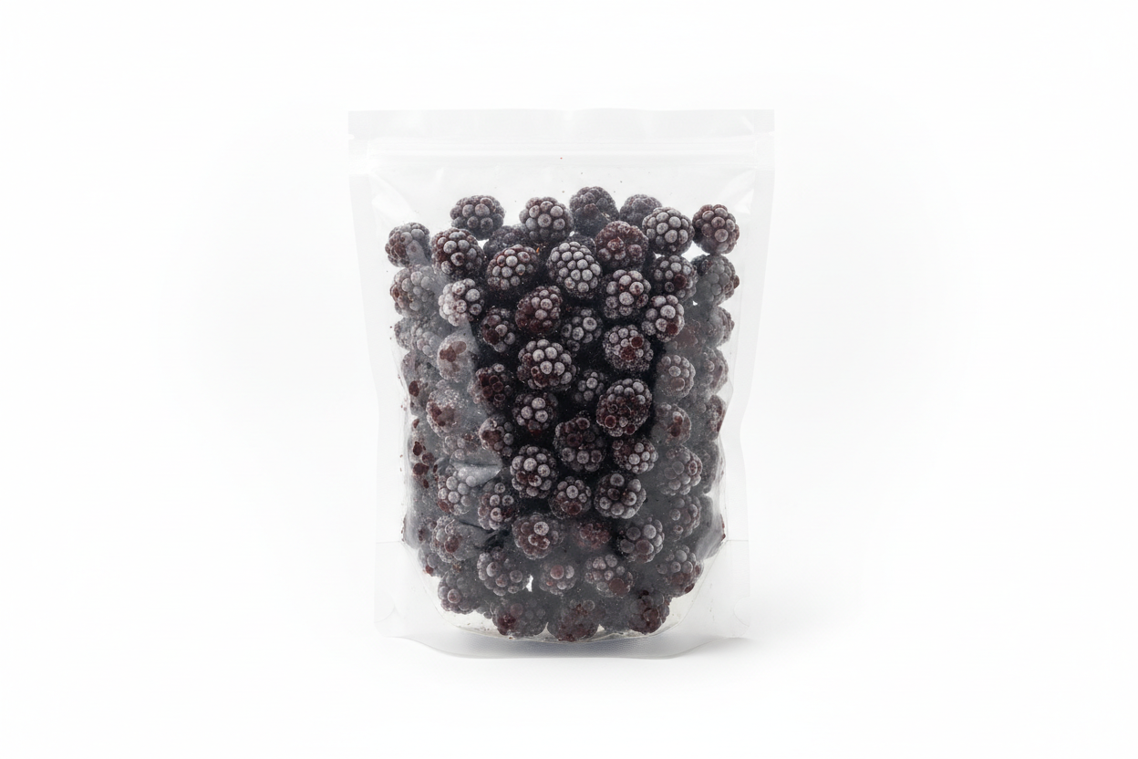 bolsa de moras congeladas de 1 kilo en bolsa de plastico sin texto y en fondo blanco