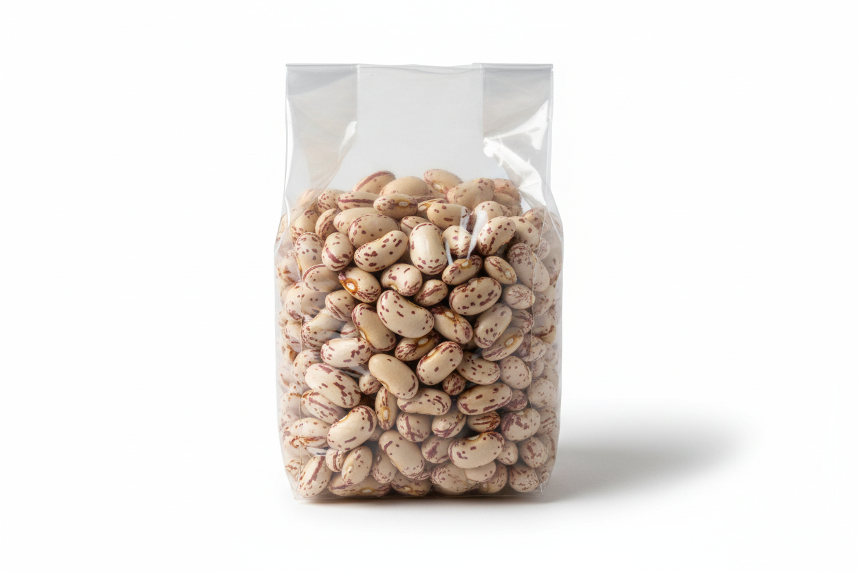 Bolsa de porotos granados desgranados transparente en fondo blanco