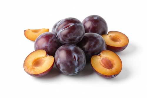 ciruelas en fondo blanco