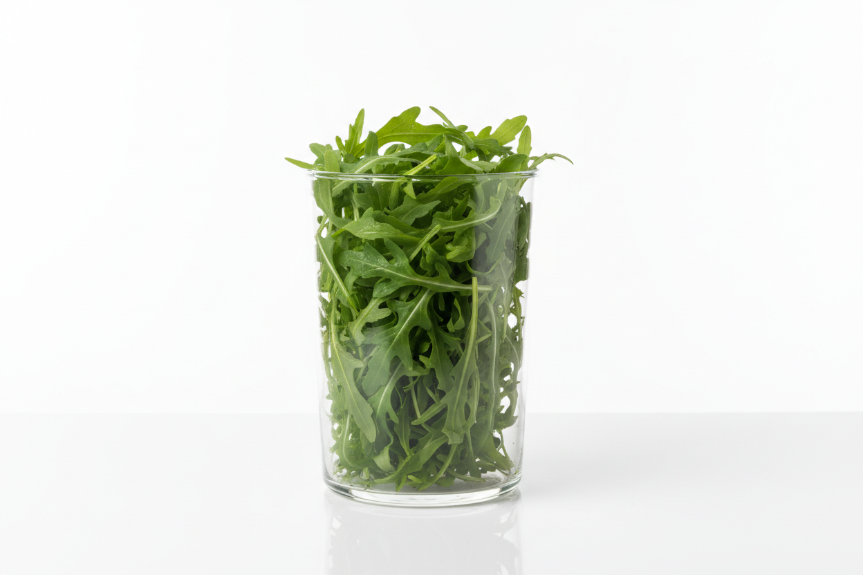 rucula en pote solo las hojas en un pote transparente, fondo blanco
